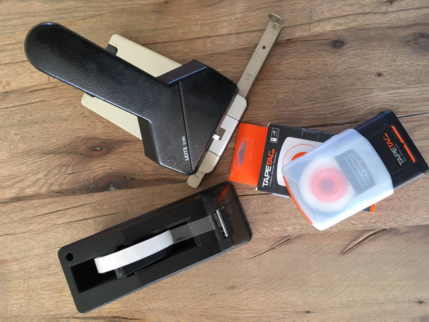 Het speelgoed van de vorige en deze eeuw: een plakbandautomaat