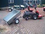 Degelijke Stalen verzinkte aanhanger met Kiepbak achter Zitmaaier- Frontmaaier of Quad.