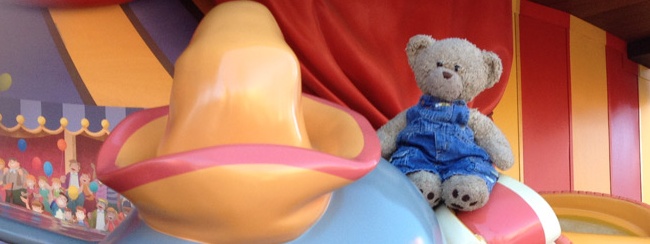 Verloren teddybeer Toby geniet in Disney World