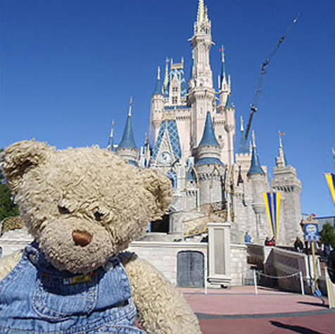Teddybeer Toby voor het kasteel van Assepoester in Walt Disney World. Foto: Disney