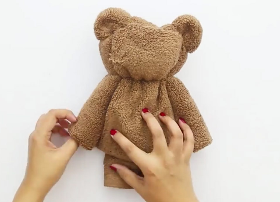 Baby Antarctica luisteraar DIY tip: zo maak je een teddybeer van een handdoek - Fluzzy