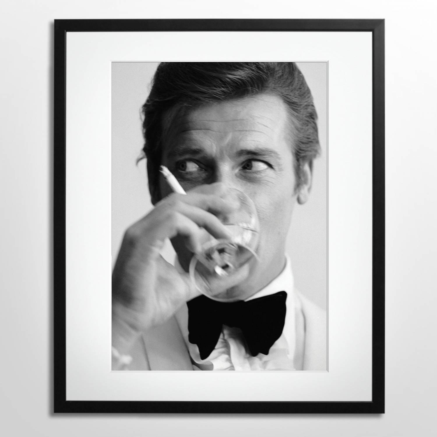 Roger Moore: ingelijste zwart-wit foto van James Bond