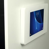 iPad 9,7-inch muurhouder inclusief een Apple Air 32GB Wi-Fi, vlak tegen wand montage; Piatto, wit