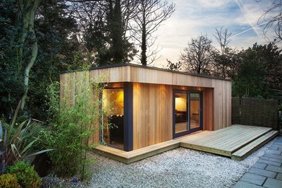 Tuinhuis met olie behandelen