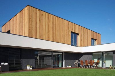 Houten huis met olie behandelen