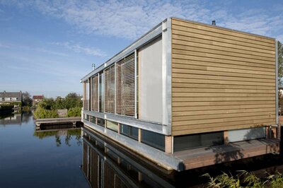Woonboot met olie behandelen