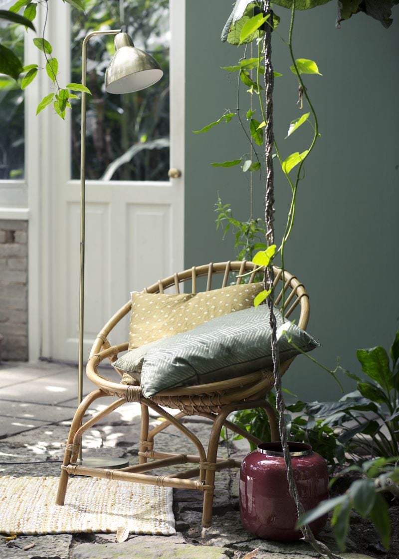Rieten stoelen voor in de tuin
