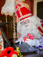 Sinterklaas enthousiast over speelgoed voor kind met handicap