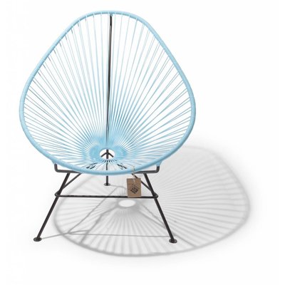 Silla Acapulco azul pastel con base en negro