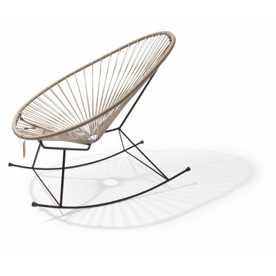 Silla Acapulco mecedora beige, base en negro
