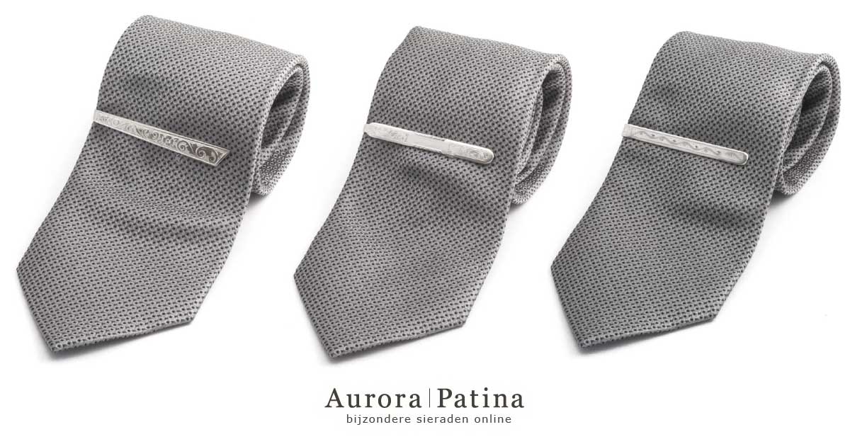 Schitterende zilveren dasspelden op stropdas rol