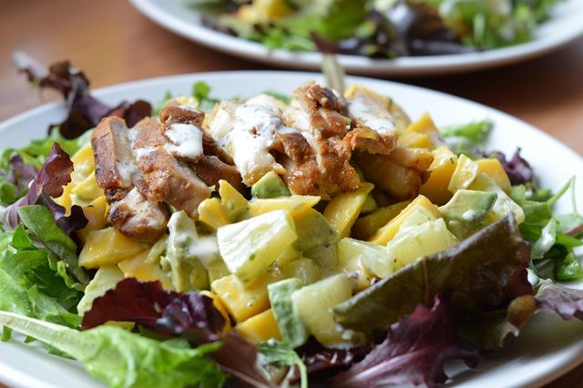 Avocado-,kip-,mangosalade met limoen- basilicumdressing