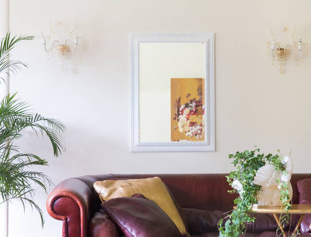 Nyons - Spiegel met Barok Ornamentlijst - Wit Gekleurd Frame