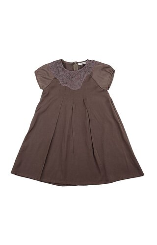 AYA Naya SPECIALE PRIJS: feestjurk Kadja Nougat met haardiadeem AYA Naya SPECIALE PRIJS: feestjurk Kadja Nougat met haardiadeem