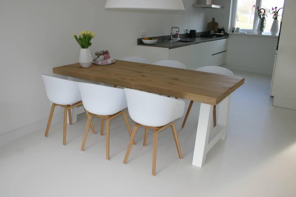 Eettafels met stalen tafelpoten
