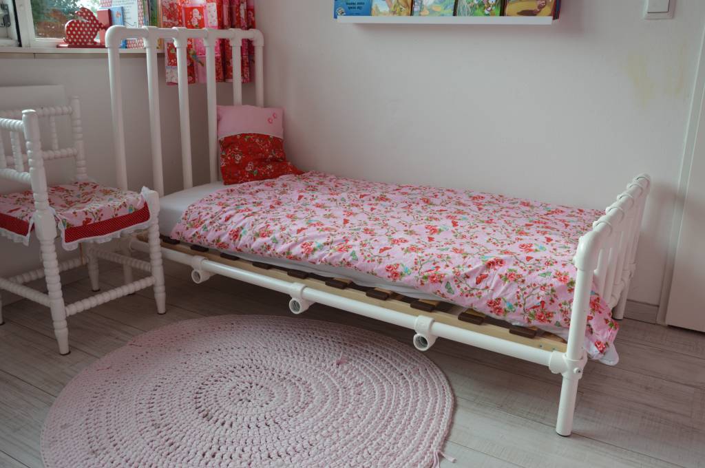 Stoer en industrieel steigerbuis bed