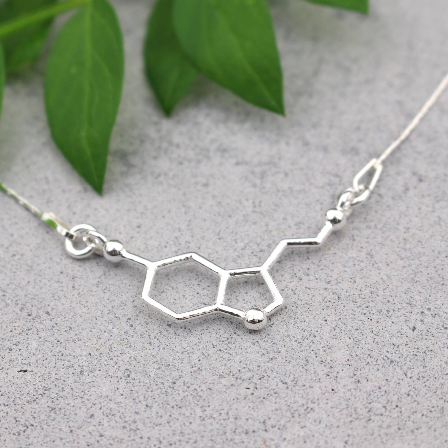 Trendy ketting met serotonin molecuul hanger