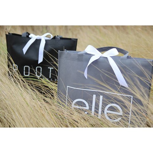Draagtassen van non woven met een lint 40x9x42cm Draagtassen van non woven met een lint 40x9x42cm