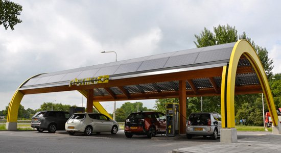 Steeds meer laadstations naast de snelweg