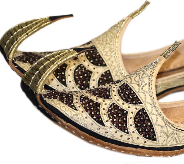 Indian beak shoes - Men Khussa in Gold Black - Oriental-Style