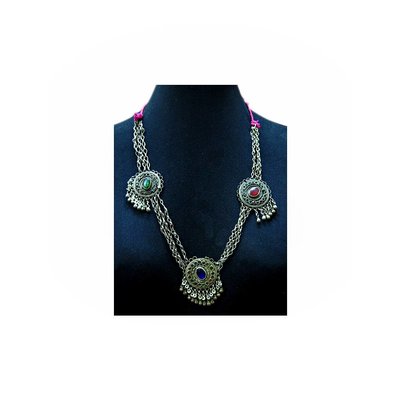 Tribal necklace with three pendants round
