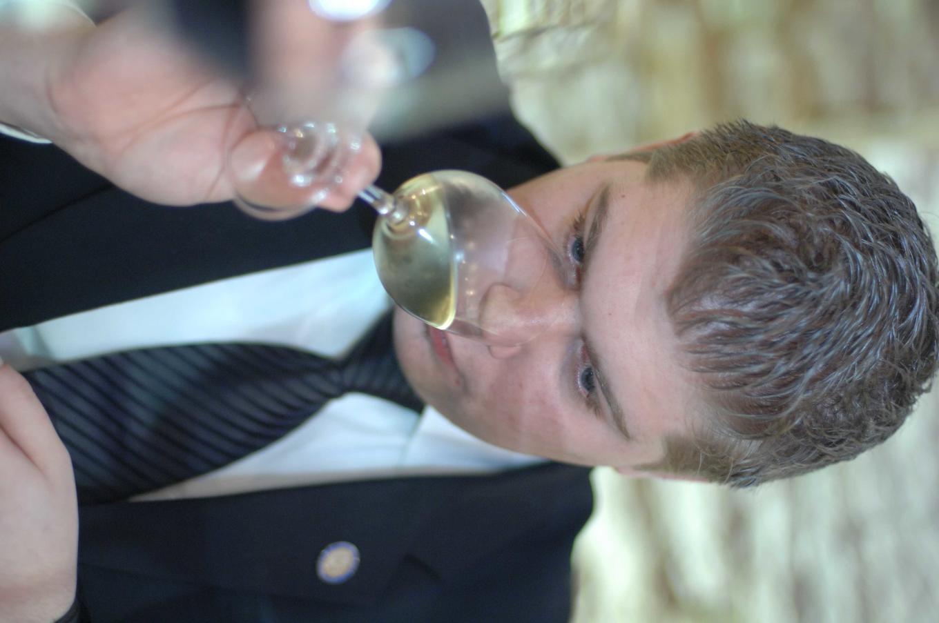 <b>Sebastian Wilkens</b> - Sommelier im Restaurant Endtenfang, versteht es, ... - sebastian-wilkens2