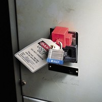Verriegelung für überdimensionierte Schutzschalter 065329-065321