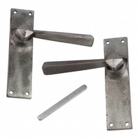 Gietijzeren deurkruk op schild - blind - Pewter