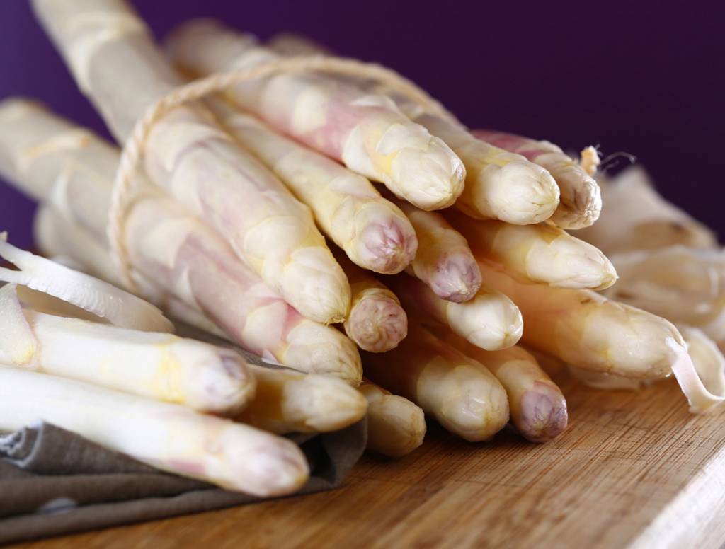 De eerste asperges zullen snel de kop op steken.