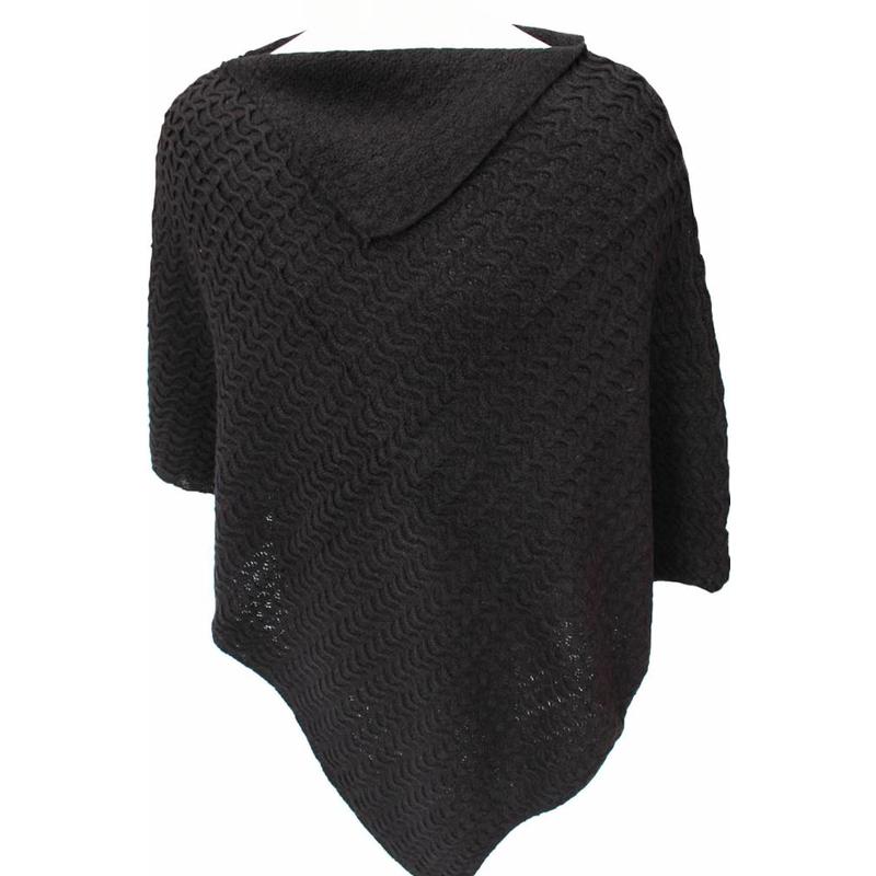 Gebreide poncho Ek is altyd op die uitkyk vir ‘n mooi poncho patroon, toe sit iemand hierdie een op die “ Ons Hekel ” faceboekgroep. Natuurlik is daar nie ‘n patroon by nie, maar ek glo, met ‘n bietjie beplanning, sal ek dalk ‘n soortgelyke een kan optower.