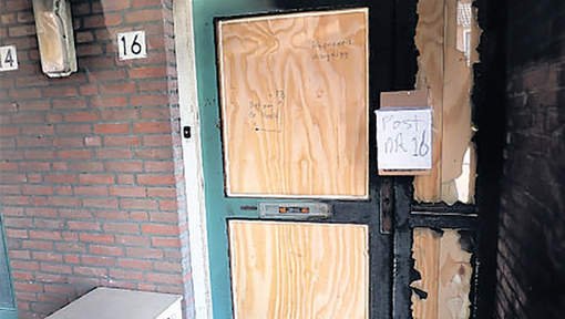 Jonge brandstichter staat knuffeltje af