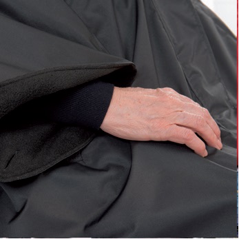 Rollstuhlcape mit durchdachten Detailfunktionen für perfekten Sitz!