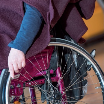 Rollstuhlcape und Cape für schwangere Frauen, junge Mamas und Seniorinnen für besonders viel Bewegungsfreiheit