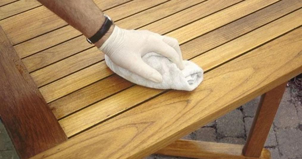 Tuintafel behandelen