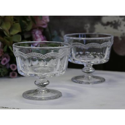 Chic Antique Antoinette Schale auf Fuß mit Perlen