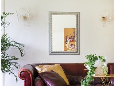 Spiegel mit silbernem Barock-Rahmen mit