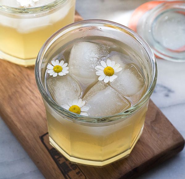 Cocktail met kamillethee, honing en whiskey