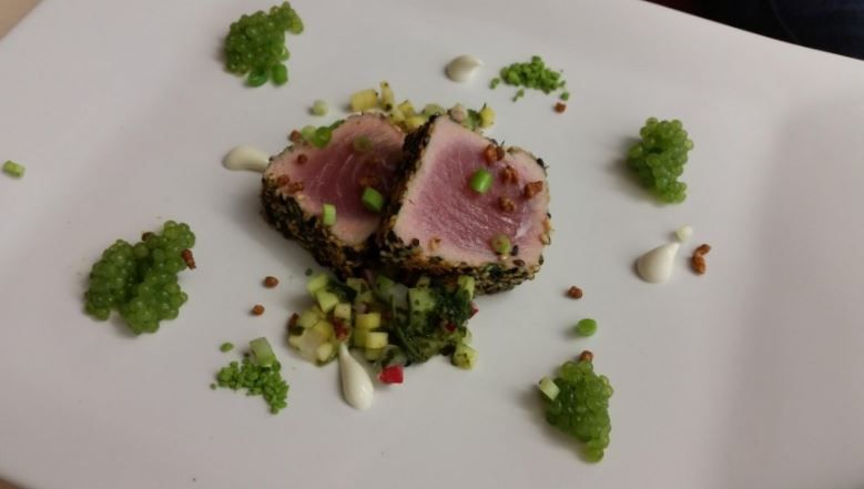 Koken met thee: Tonijn met sesam-sencha korst, salade en matcha kaviaar