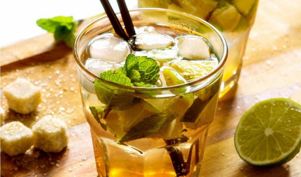 Tropische cocktail met groene thee
