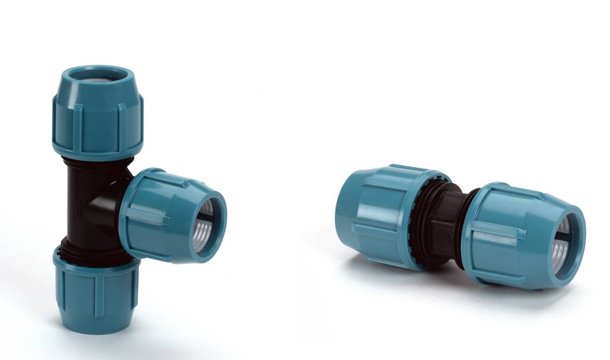 Een flexibele waterleiding met HDPE slangen en tyleen koppelingen