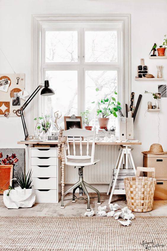 bureau deco scandinave en blanc et tons naturels v