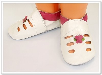 babyslofjes sandaaltjes crème