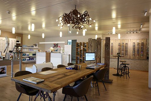Huiselijke sfeer in optiekzaak met energiezuinige verlichting