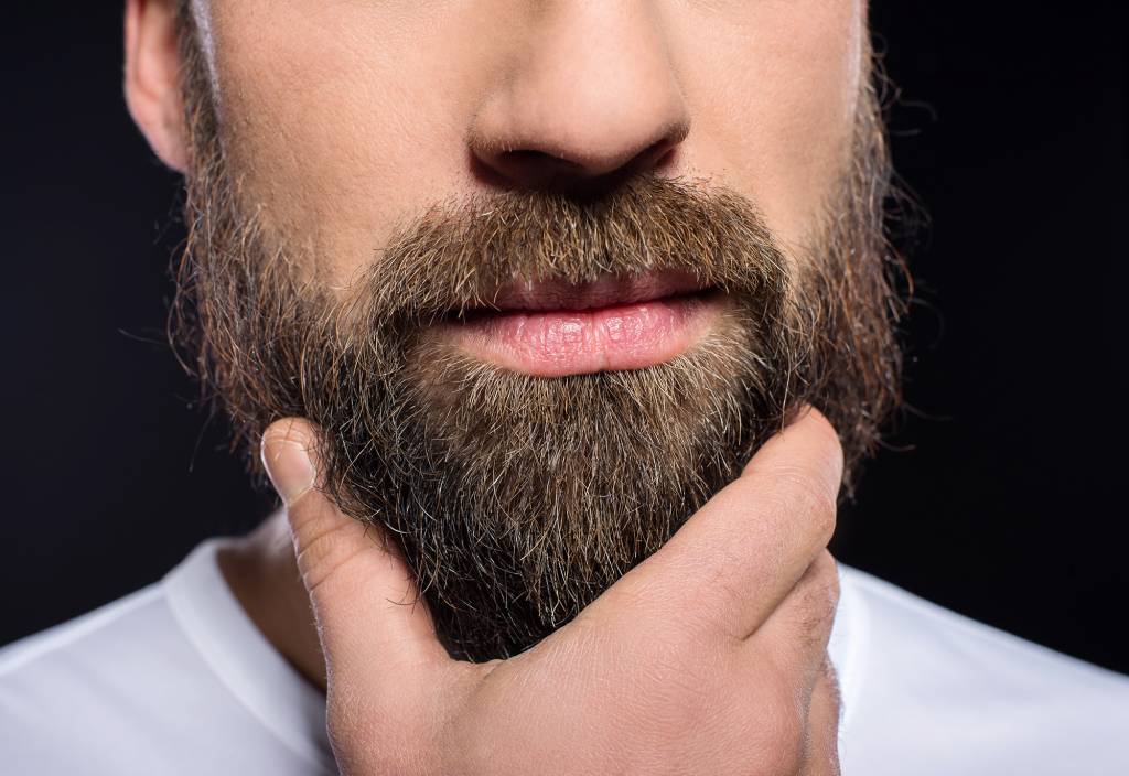 Hoe kan ik krullen uit mijn baard verwijderen?