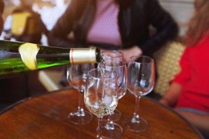 Gezellig wijn proeven met vriendinnen