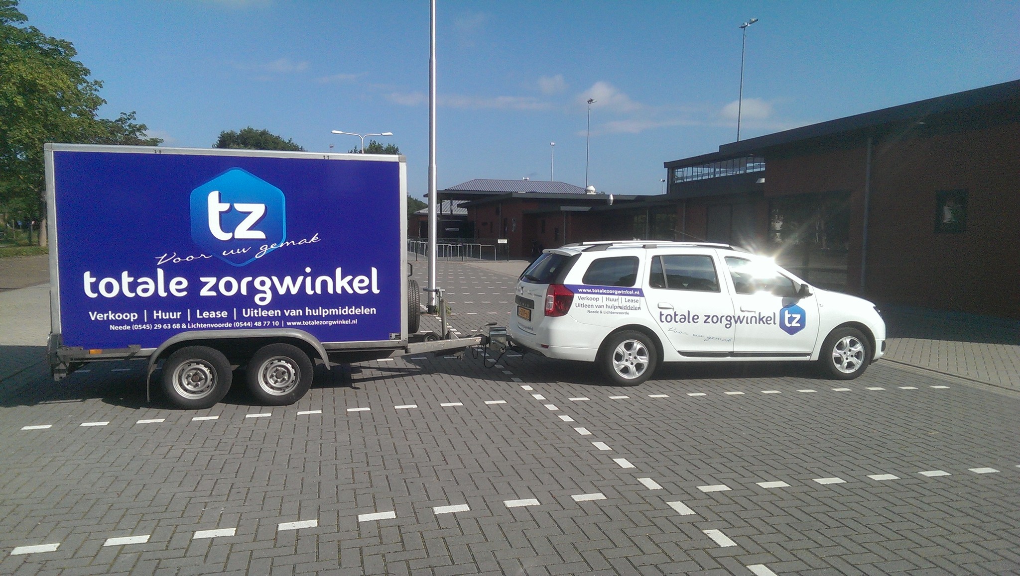 Demonstratie van een scootmobiel of sta op stoel aan huis ...