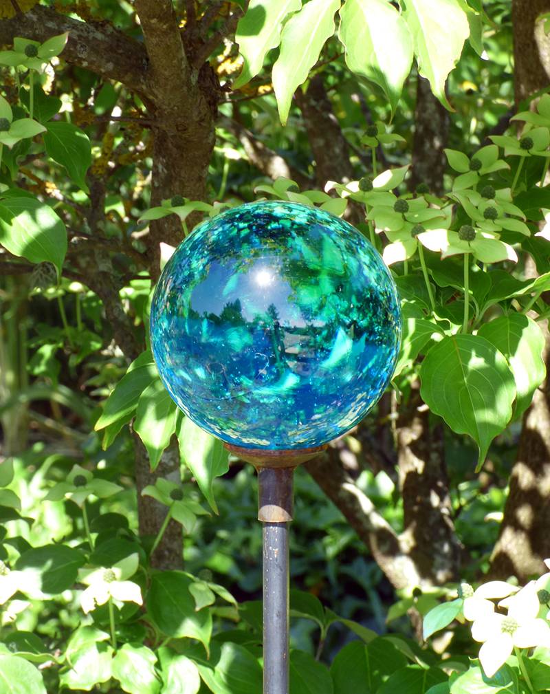 Strahlende Glaskugel auf einem Dekostab mit Hütchen, klar - Gärten für