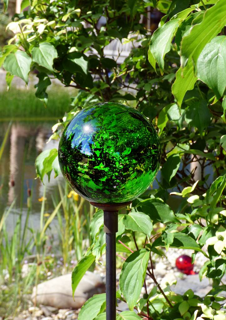 Strahlende Glaskugel auf einem Dekostab mit Hütchen, klar - Gärten für