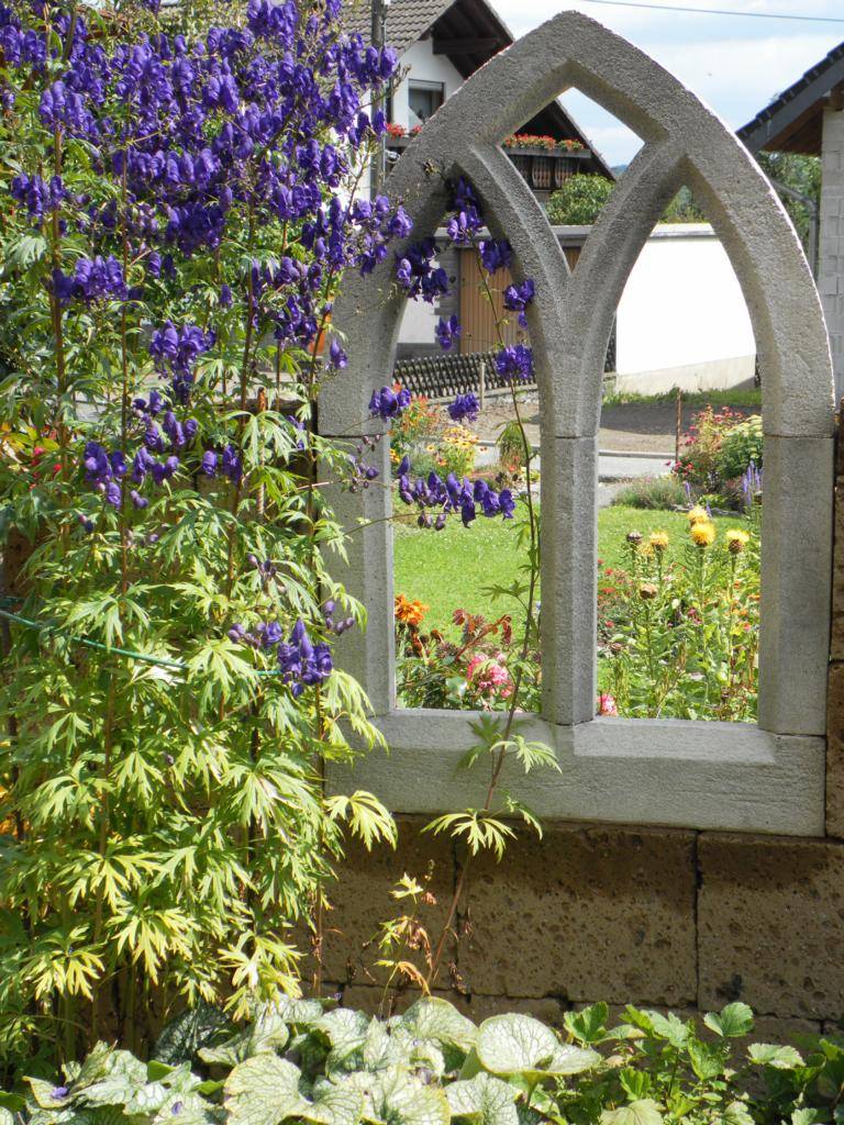 Gotische Fenster - Gärten für Auge & Seele