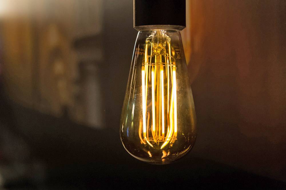 [Imagen: squirrel-cage-led-filament-dimmable-6w-gold-colour.jpg]